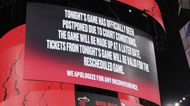 אין משחק. ההודעה שהוקרנה על המסכים ביונייטד סנטר (צילום: Gettyimages)