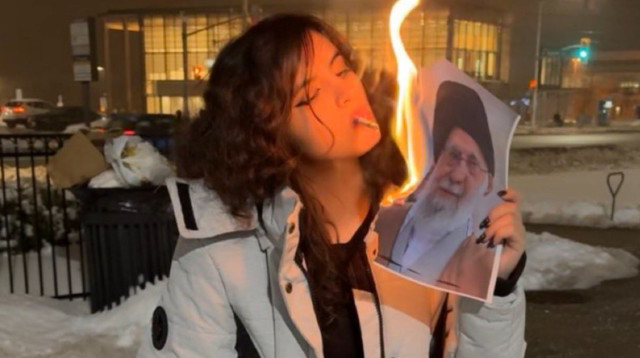 מחאות באיראן, אישה שורפת את תמונת חמינאי (צילום: שימוש לפי סעיף 27א',צילום מסך רשת X)