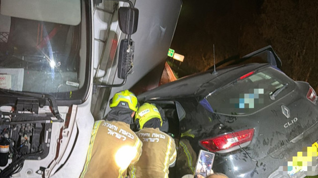 רכב נלכד מתחת למשאית בתאונת דרכים (צילום: תיעוד מבצעי מד"א)