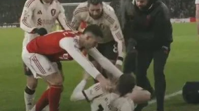 שחקן ארסנל מרטינלי דוחף את שחקן ליברפול הפצוע (צילום: צילום מסך, מתוך שידורי הטלוויזיה)