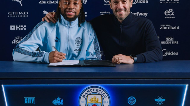 אנטואן סמניו אחרי החתימה במנצ'סטר סיטי (צילום: אתר רשמי, מנצ'סטר סיטי)
