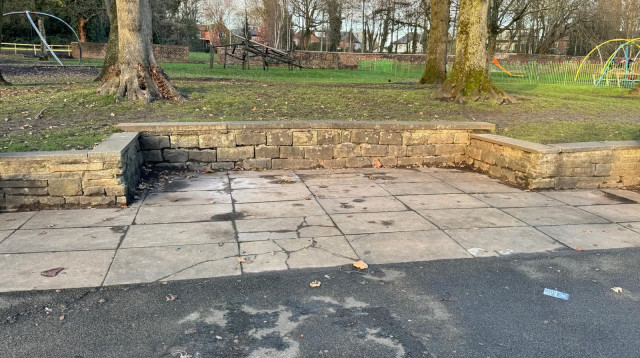 השחתת ספסל הזיכרון של ניצול השואה חיים פרסטר ז"ל (צילום: ללא)