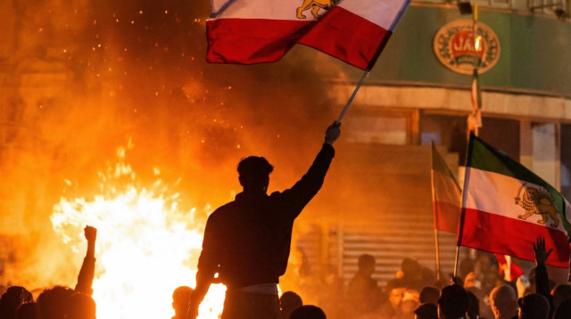 הפגנות באיראן, דגל איראן לפני המהפכה (צילום: רשתות חברתיות, שימוש לפי סעיף 27 א')