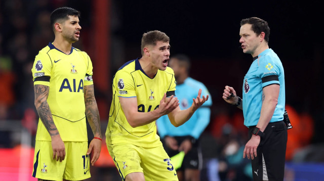 מיקי ואן דה ון, כריסטיאן רומרו שחקני טוטנהאם עם השופט דארן אינגלנד (צילום: GettyImages, Michael Steele)