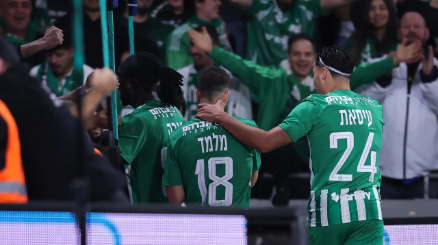 מכבי חיפה חוגגת (צילום: מאור אלקסלסי)