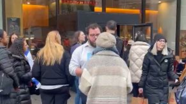 תור מחוץ למאפיית לחמים בברוקלין לאחר ניסיון העובדים לצאת נגד המקום (צילום: שימוש לפי סעיף 27א')