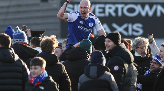 שחקן מקלספילד טאון, ג'וש קיי, חוגג עם האוהדים (צילום: GettyImages, DARREN STAPLES)