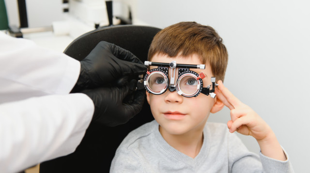 בדיקת ראייה מסורתית. עדיין נצטרך אופטומטריסטים (צילום: שאטרסטוק)