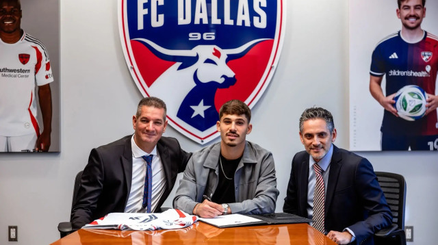 רן בנימין חותם על חוזה בשורות דאלאס לצד סוכנו עידן בן אבו ועו"ד ניר ענבר (צילום: .)