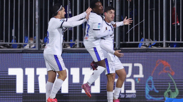 רועי דוד (מימין), קלה, נדב נידם שחקני הפועל פתח תקוה חוגגים (צילום: מאור אלקסלסי)