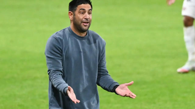 מאמן הפועל תל אביב, אליניב ברדה (צילום: ברני ארדוב)