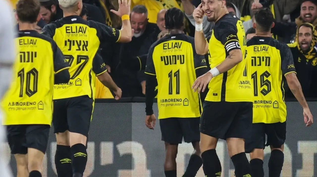 ירדן שועה ושחקני בית"ר ירושלים (צילום: קובי אליהו)