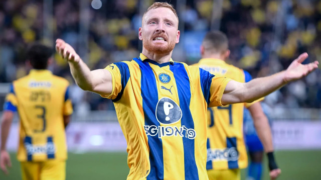 עידו שחר שחקן מכבי תל אביב חוגג שער (צילום: אריאל שלום)