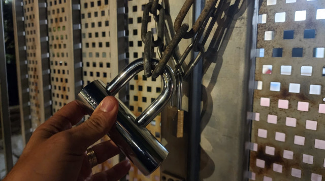 המנעולים של עיריית רמת השרון (צילום: דוברות המשטרה)