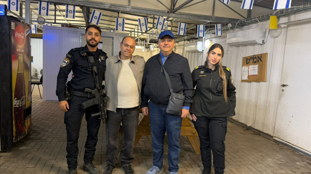 המפגש לאחר שהכסף חזר לבעליו (צילום: דוברות המשטרה)