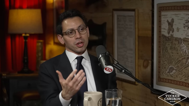 ג'יימס פישבק מתארח בפודקאסט של טאקר קרלסון (צילום: צילום מסך יוטיוב)