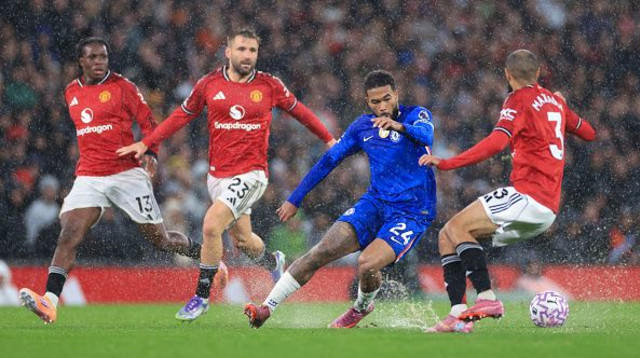 שחקני יונייטד מול ריס ג'יימס (צילום: OLI SCARFF)