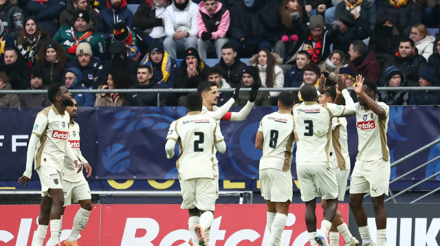 שחקני לאנס חוגגים (צילום: GettyImages, FREDERICK FLORIN/AFP)