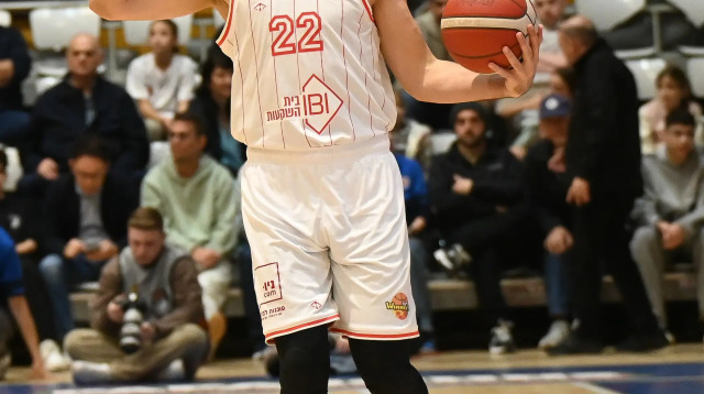 ואסילייה מיציץ' שחקן הפועל תל אביב (צילום: ברני ארדוב)