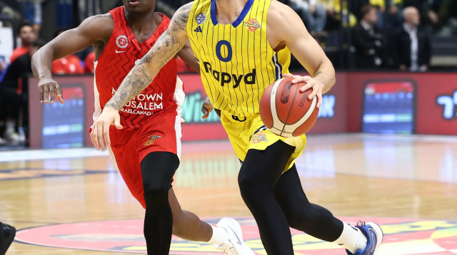 שחקן מכבי תל אביב, איפה לונדברג, מול שחקן הפועל ירושלים ג'ארד הארפר (צילום: דני מרון)