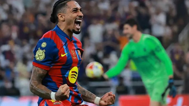 גם בימין, במקרה. ראפיניה חוגג את השני שלו (צילום: רויטרס)