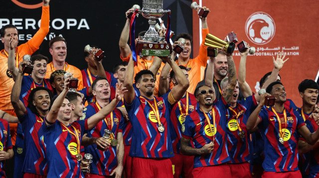 רונאלדו אראוחו קפטן ברצלונה מניף את הסופרקופה (צילום: GettyImages, FADEL SENNA/AFP)