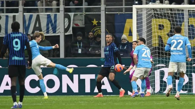 שוויון בבעיטה מהאוויר. סקוט מקטומיניי (צילום: רויטרס)