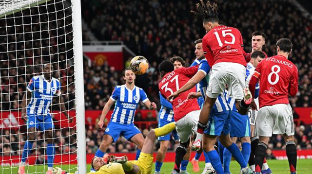 שחקני יונייטד במאבק עם שחקני ברייטון (צילום: PETER POWELL)