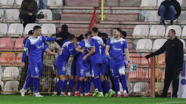 שכחו מהתקופה הרעה. שחקני קרית שמונה חוגגים (צילום: לירון מולדובן)