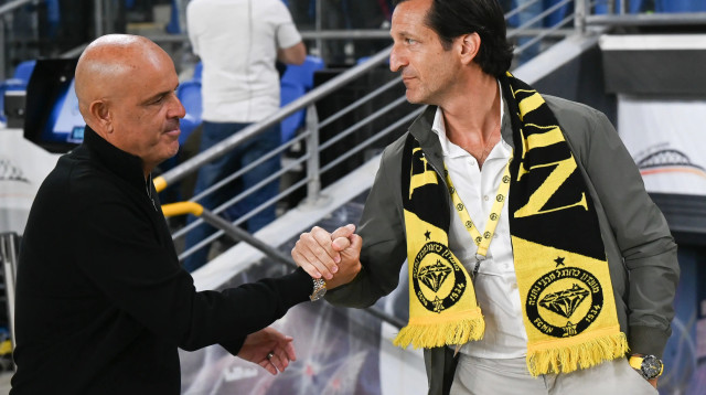 הבעלים רוס קסטין עם יוסי אבוקסיס מאמן מכבי נתניה (צילום: ברני ארדוב)