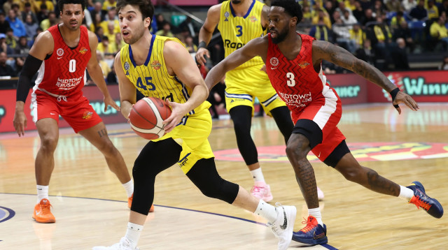 שחקן מכבי תל אביב, תמיר בלאט, מול שחקן הפועל ירושלים, קאדין קרינגטון (צילום: דני מרון)