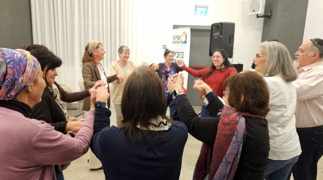 עולים חדשים שהגיעו מיוהנסבורג לנתניה (צילום: רון רחמים)