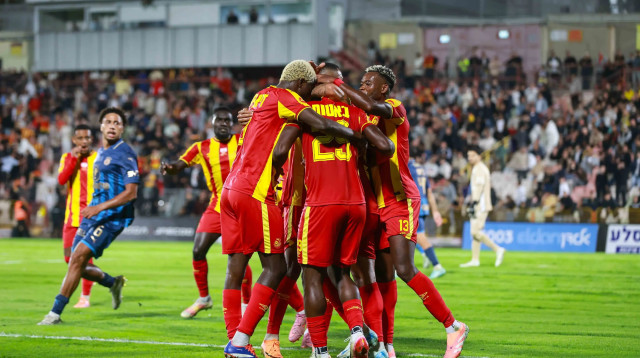 שחקני מ.ס. אשדוד חוגגים (צילום: לירון מולדובן)