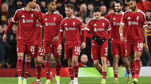 שחקני ליברפול חוגגים (צילום: PETER POWELL)