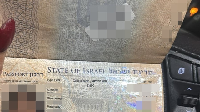 דרכונה הקרוע של מ' (צילום: ללא קרדיט)