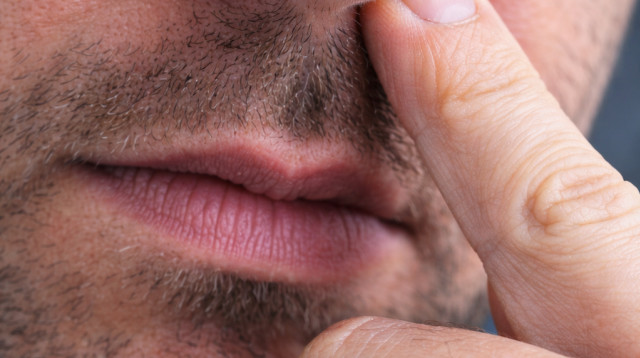 חיטוט באף (צילום: AI)