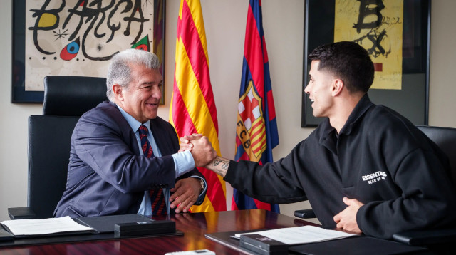 ז'ואאו קאנסלו שחקן ברצלונה עם נשיא המועדון ז'ואן לאפורטה (צילום: אתר רשמי, ברצלונה)