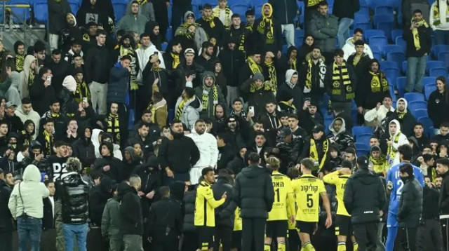 שחקני מכבי נתניה מול הקהל בסיום (צילום: ברני ארדוב)