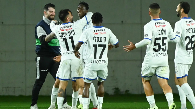 שחקני מכבי יפו חוגגים עם מנסור באג'י (צילום: ברני ארדוב)