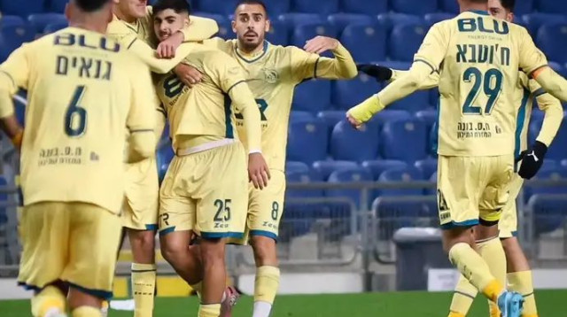 העלה את בני ריינה לרבע הגמר. איאד חלאילי עם החברים (צילום: קובי אליהו)