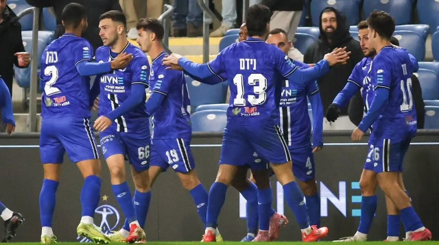 שחקני הפועל פתח תקוה חוגגים (צילום: קובי אליהו)