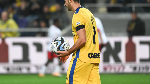 שחקן מכבי תל אביב אבישי כהן (צילום: ברני ארדוב)