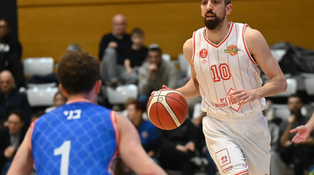 בר טימור שחקן הפועל תל אביב (צילום: ברני ארדוב)