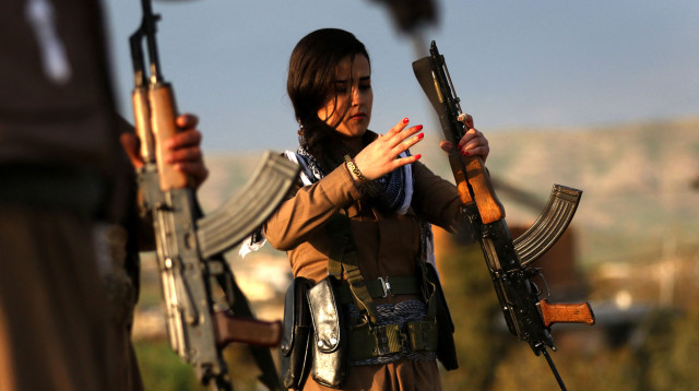 לוחמת כורדית (צילום: SAFIN HAMID/AFP via Getty Images)