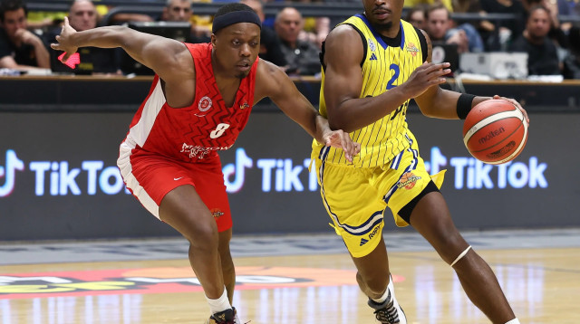 שחקן מכבי תל אביב, ג'ימי קלארק לפני שחקן הפועל ירושלים, קשיוס ווינסטון (צילום: דני מרון)