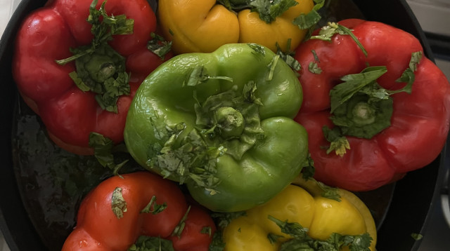 פלפלים ממולאים (צילום: פסקל פרץ-רובין,פסקל פרץ רובין, אנטולי מיכאלו, מתוך הספר "העוגות של פסקל")