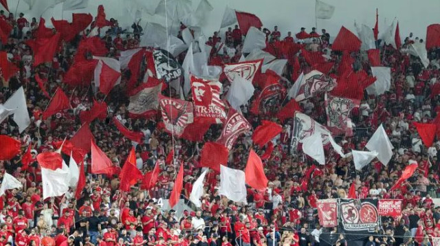 תמיד מגיעים לדרבי עם תקוות, הפעם אולי אפילו עם ציפיות. אוהדי הפועל תל אביב (צילום: דני מרון)