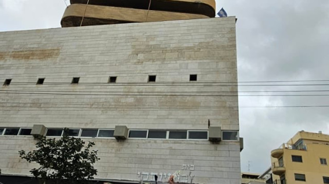 פעילים מחופשים לקטארים מחוץ למטה הליכוד (צילום: רשתות חברתיות, שימוש לפי סעיף 27 א')