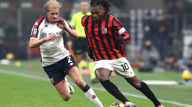 רפאל לאאו שחקן מילאן מול מורטן תורסבי שחקן גנואה (צילום: GettyImages, Marco Luzzani)