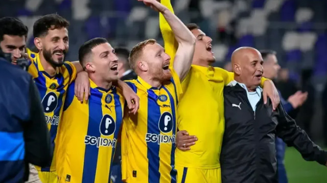 שחקני מכבי תל אביב חוגגים בדרבי  (צילום: אריאל שלום)